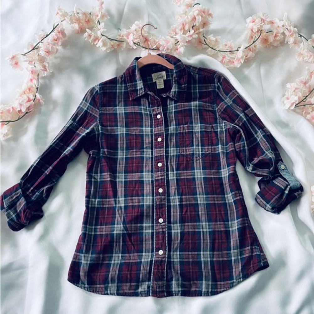 Levi’s • 100% Cotton Plaid Button Down Top
